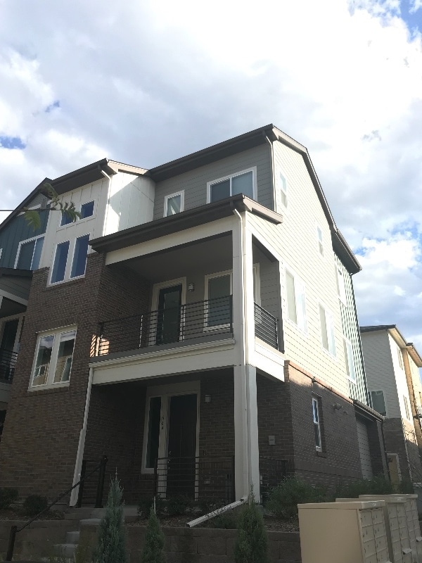 Building Photo - 664 E Hinsdale Ave