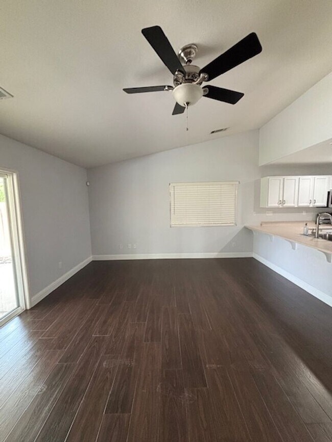 Foto del edificio - Clean 3 Bedroom / 2 Bathroom Home in Rosed...