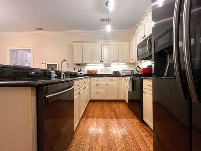 Foto del edificio - Townhome Available in North Main Community Downtown Greenville!