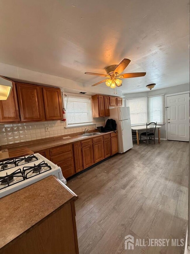 Building Photo - 53 Hassart St