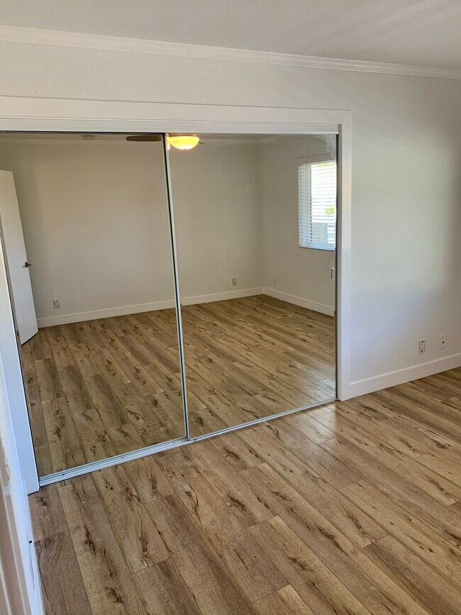 Amplios armarios con espejos en la habitación - 6543 Franklin Ave