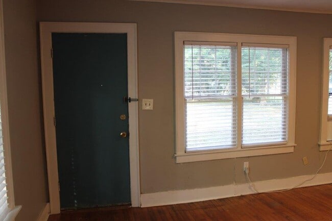 Building Photo - 927 S Flood Ave