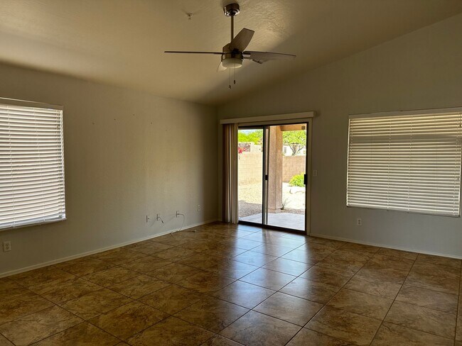 Foto del edificio - 10317 E Penstamin Dr