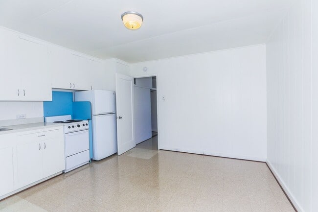 Building Photo - Waiola - upstairs 1 bedroom with 1 parking - window air conditioner in bedroom..