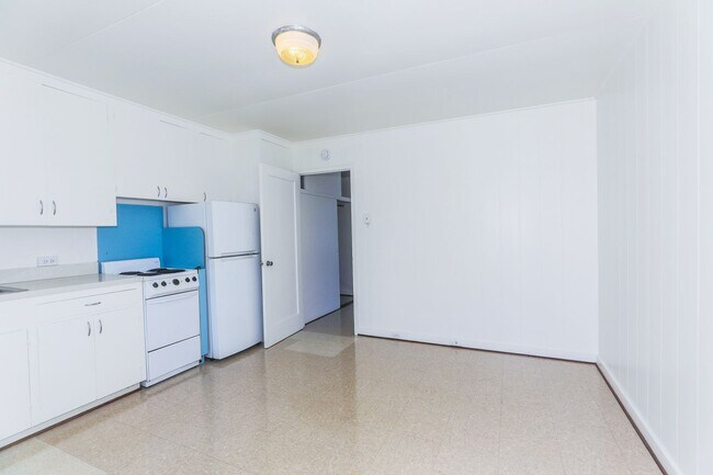 Foto del edificio - Waiola - upstairs 1 bedroom with 1 parking - window air conditioner in bedroom..