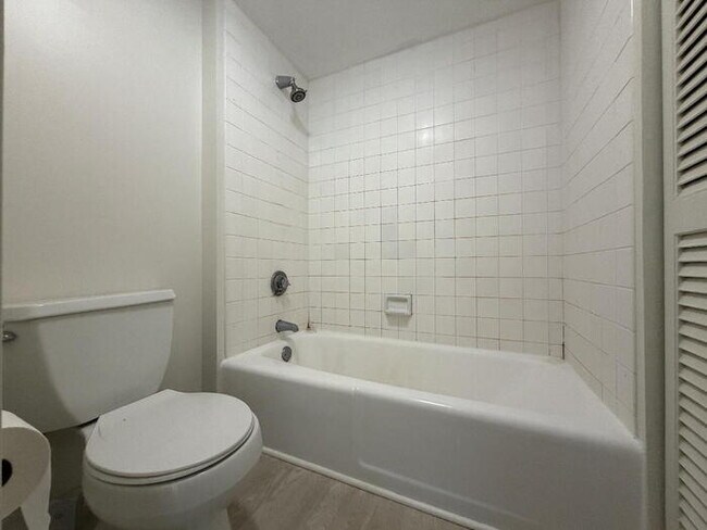Building Photo - To register for the showing time, note the 4 digit code: 4940 and click "APPLY NOW."(mobile:orang...