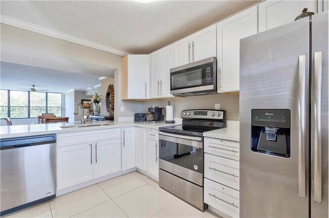 Building Photo - 2660 Carambola Cir N