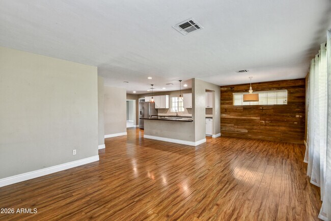 Foto del edificio - 4652 E Vernon Ave