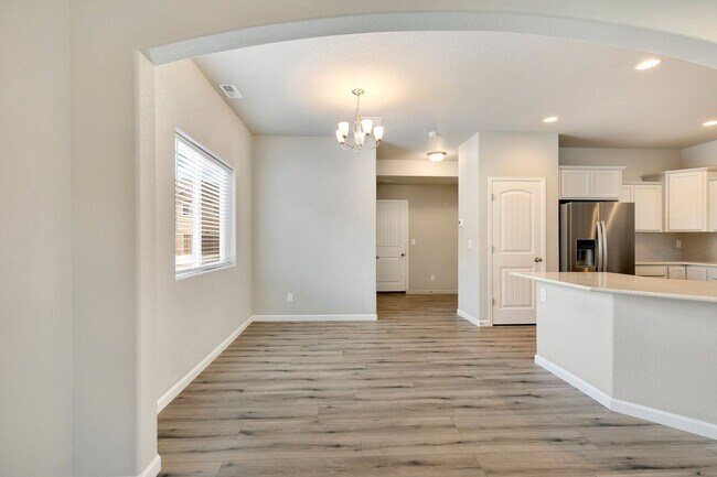 Building Photo - 875 Petra Heights