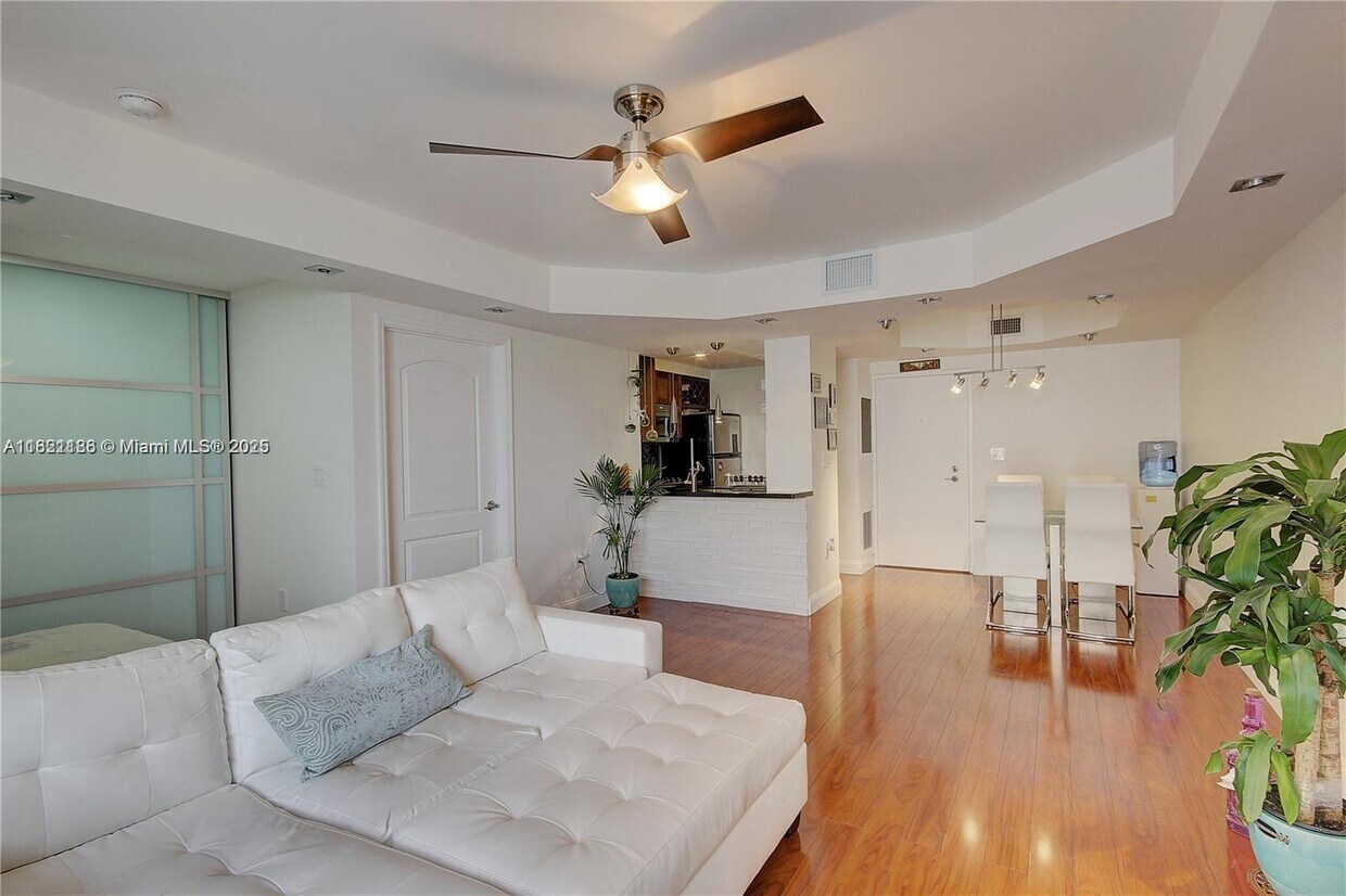 Primary Photo - 800 West Ave