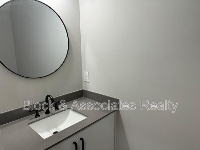 Building Photo - 1134 Cedarhurst Dr
