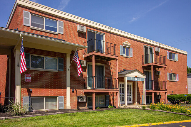 Building Photo - Carriage House Apartments