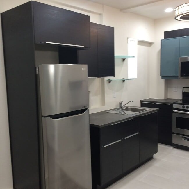 Building Photo - Updated centrally located 2 bedroom 1 bath