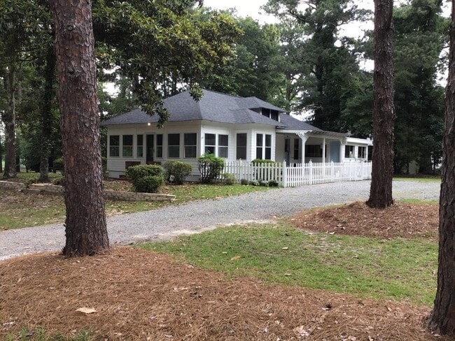 Building Photo - Built in 1900, this cute cottage is right ...