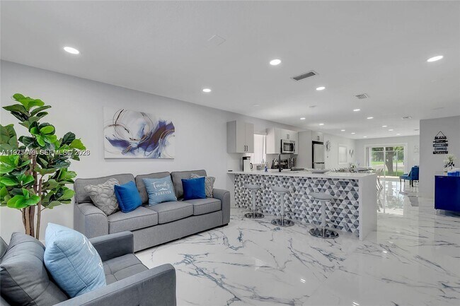 Foto del edificio - 895 W 39th Pl