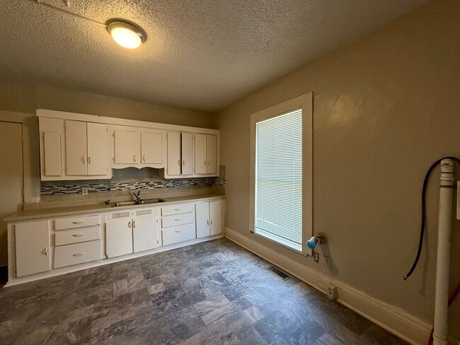 Building Photo - 1445 S Hydraulic Ave