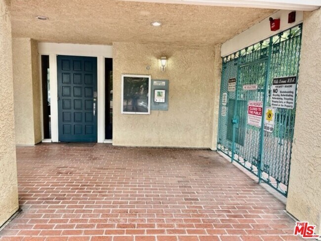 Foto del edificio - 18307 Burbank Blvd