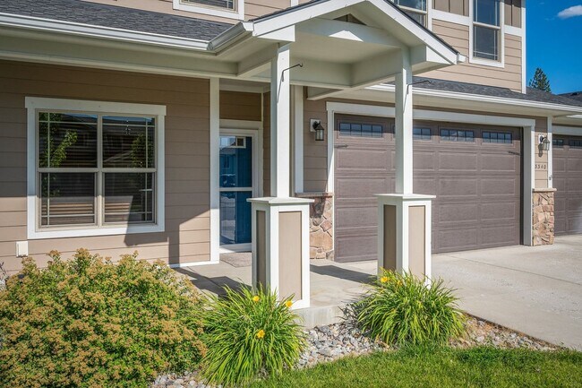 Foto del edificio - 5 bed 2.5 bath with office and 4 car garage