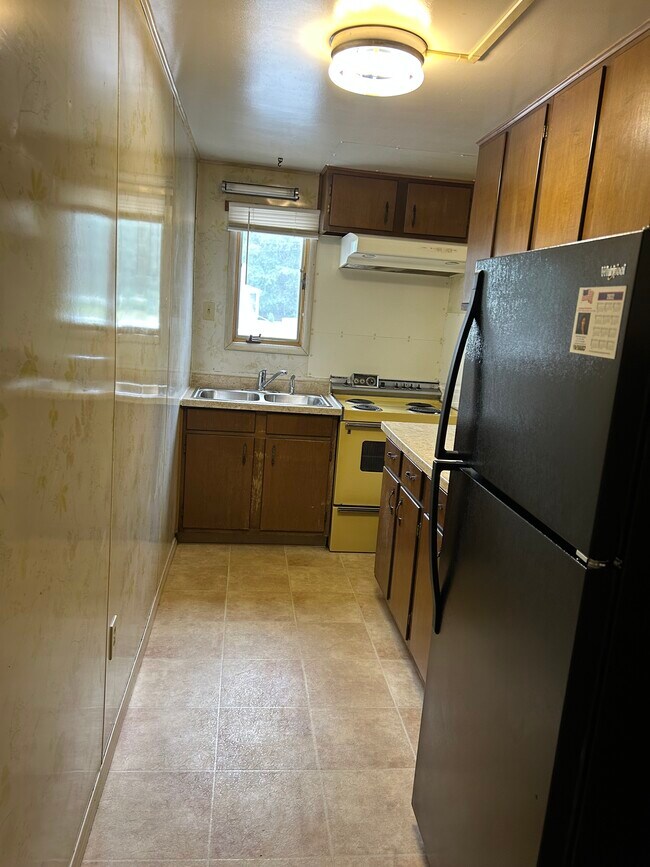 Kitchen with appliances - 4921 S Dixie Hwy