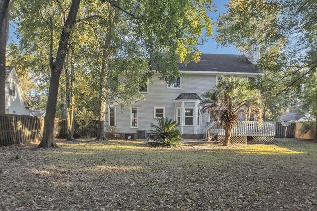Building Photo - 207 Essex Dr