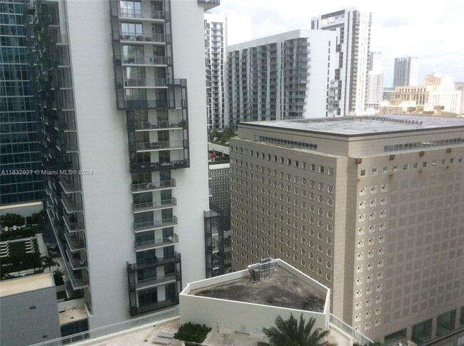 Foto del edificio - 300 S Biscayne Blvd