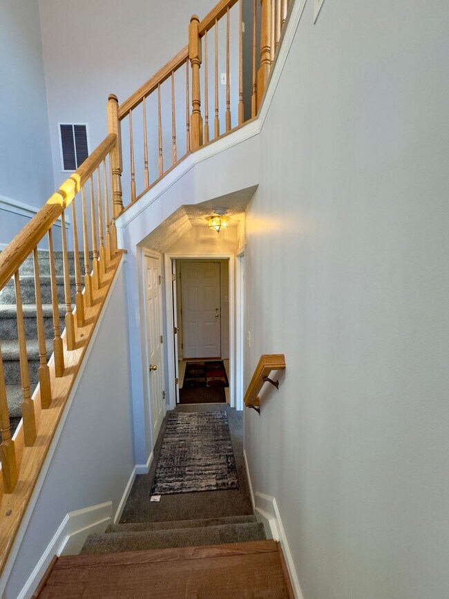 Foto del edificio - Spacious 4-Bedroom Townhome with Modern Am...