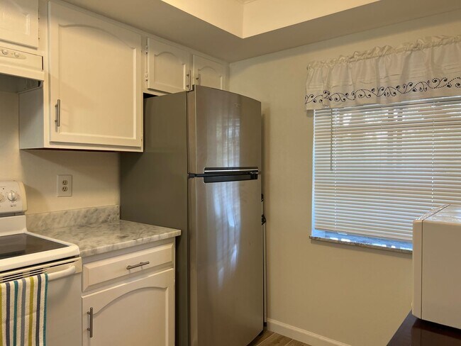 Building Photo - 375 D THREE LAKES LANE #174