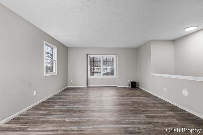 Building Photo - 952 Woodside Dr