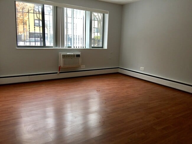 Building Photo - 6012 N Kenmore Ave