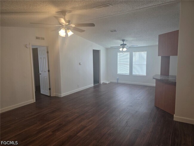 Foto del edificio - 425 Tanner Rd