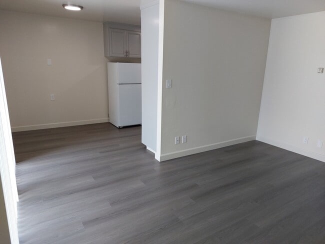 Building Photo - 1100 Ranchero Way