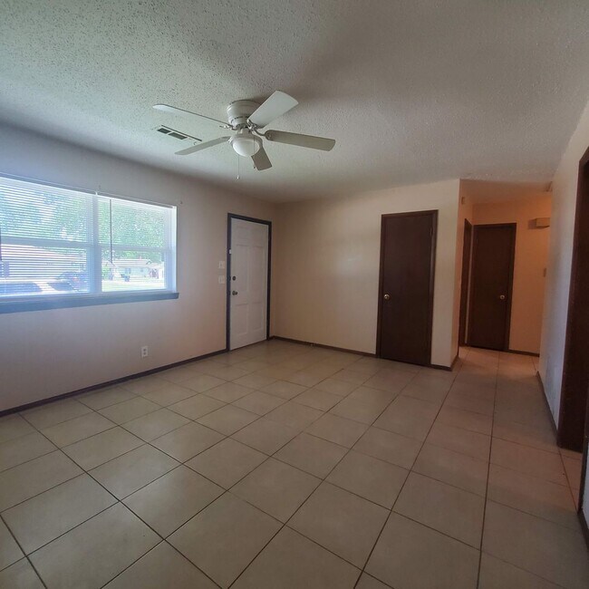 Foto del edificio - 2429 N Market Ave