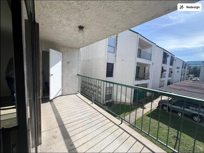 Building Photo - 2830 S Bartell Dr