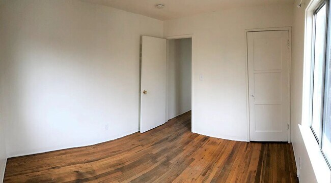 Foto del edificio - 11329 Hamlin St