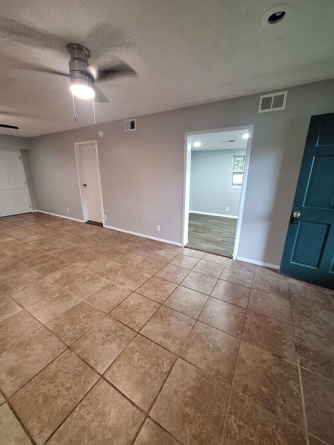 Building Photo - Calling Outdoor Enthusiasts! 3 Bedroom hom...
