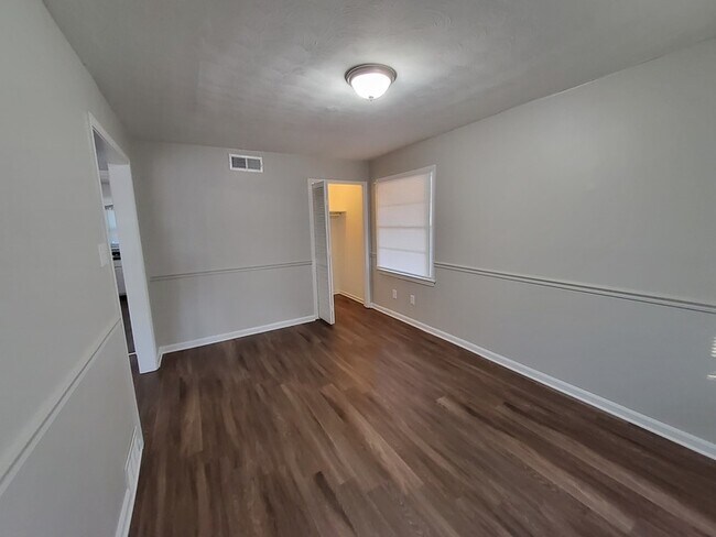 Building Photo - 2400 Perry Cove