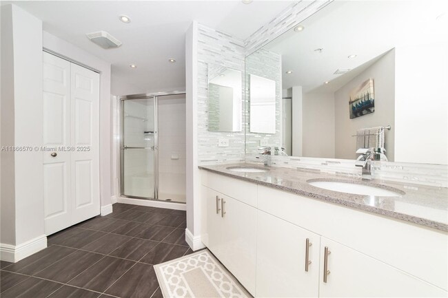 Foto del edificio - 17100 N Bay Rd