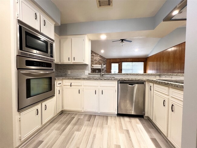 Building Photo - 422 Gamewood Dr