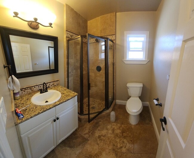 Building Photo - Beautiful upgraded home near campus!