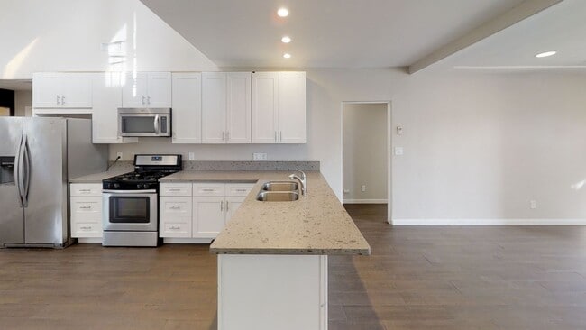 Building Photo - BIG House! Spacious bedrooms! Garage and Driveway Parking!