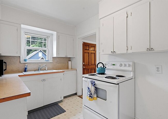 Building Photo - 514 5th St NE