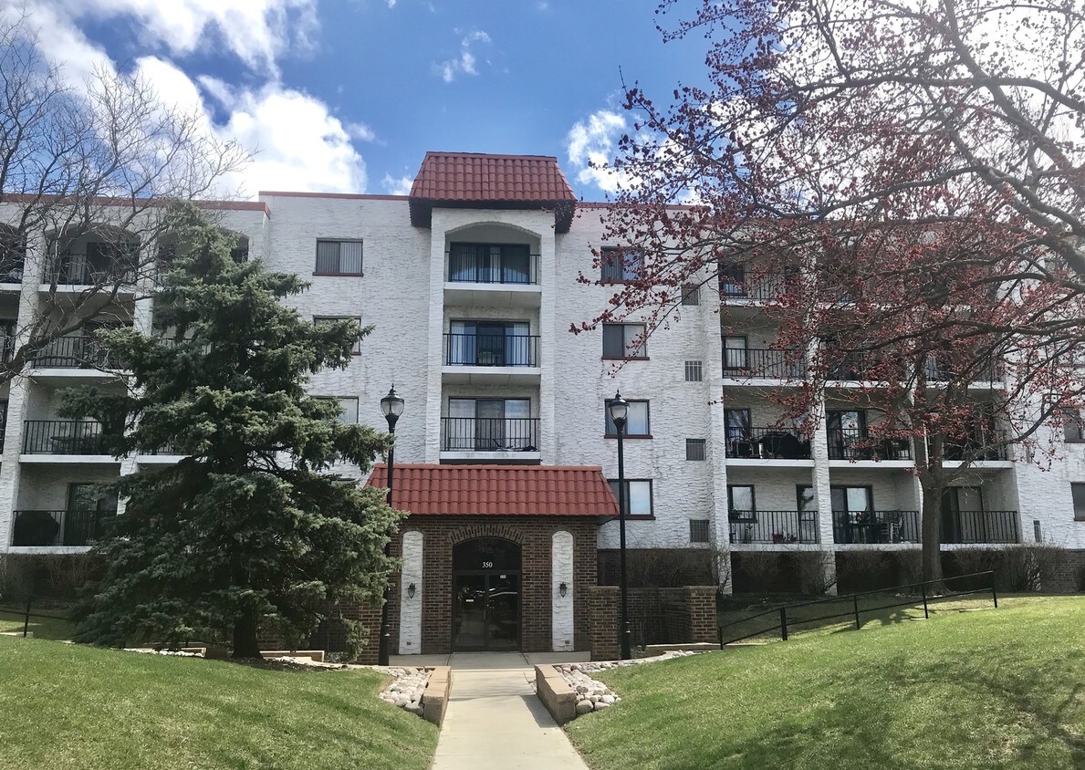 350 Plum Creek Dr Unit 108, Wheeling, IL 60090 Condo for Rent in