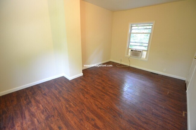 Building Photo - 3 bed 1 bath Beautiful Private Setting