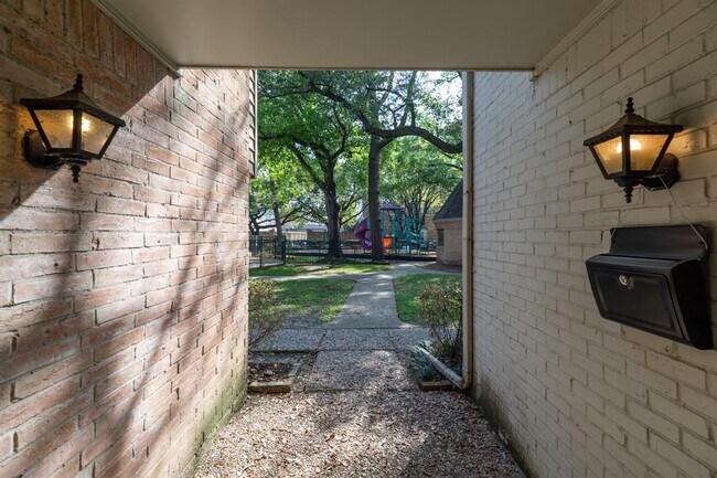 Building Photo - 13164 Trail Hollow Dr