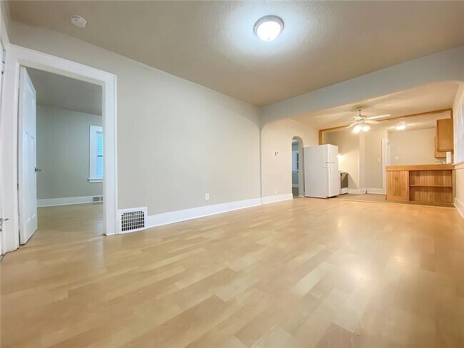 Foto del edificio - Charming 2-Bedroom Home with Hardwood Floors & Great Location Near Des Moines