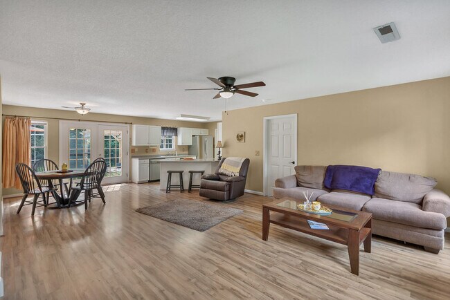 Foto del edificio - 405 Whispering Ln