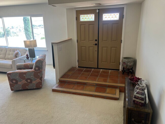 Foto del edificio - Scenic Hillside Living – Spacious 3 Bed, 2 Bath with Sweeping Views