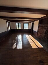 Building Photo - 930 W Bloomfield Rd