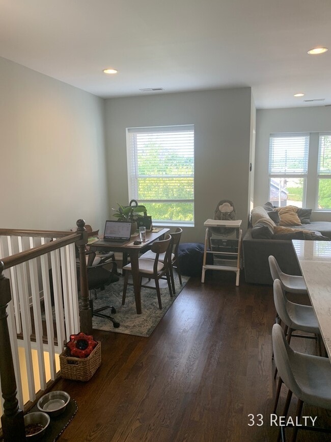 Foto del edificio - Available NOW,  Top floor 2BR /2 BA Pentho...