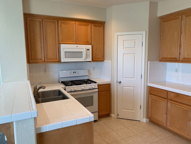 Building Photo - Great Townhouse in Gated Community!
